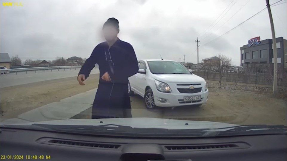 В Бухаре за удар ногой по автомобилю ДПС суд назначил гражданину 15 суток административного ареста.