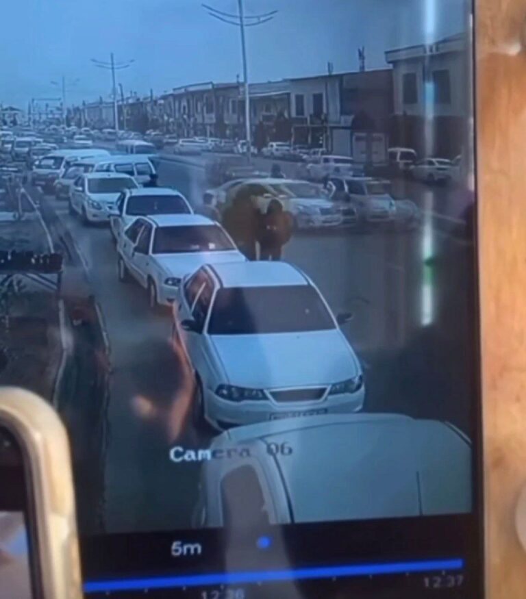 В Жондорском районе Бухарской области произошло ДТП с участием сотрудника ДПС.