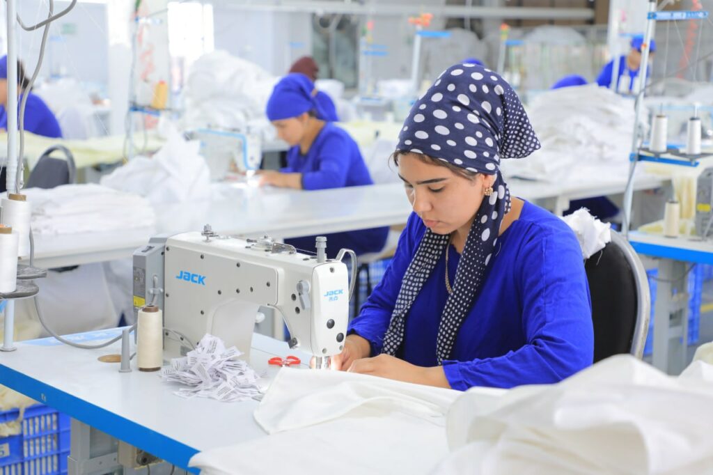 photo_2026-04-29_15-42-25-2-1024x682 В Бухарской области таможенным управлением был проведён пресс-тур с участием представителей средств массовой информации, посвящённый возможностям, созданным для экспортёров.